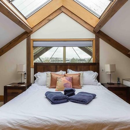 Otters Holt Villa Somerford Keynes Exterior foto