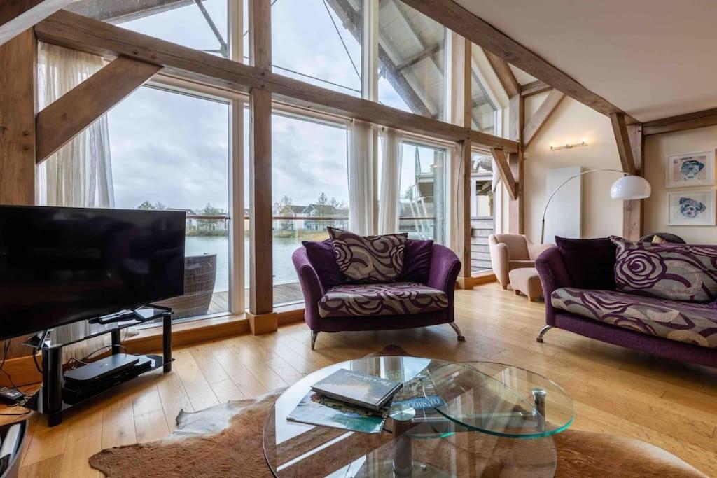 Otters Holt Villa Somerford Keynes Exterior foto