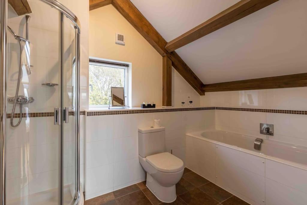 Otters Holt Villa Somerford Keynes Exterior foto