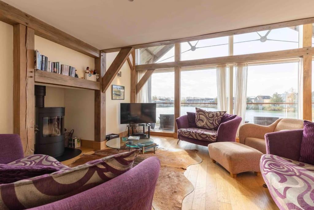 Otters Holt Villa Somerford Keynes Exterior foto