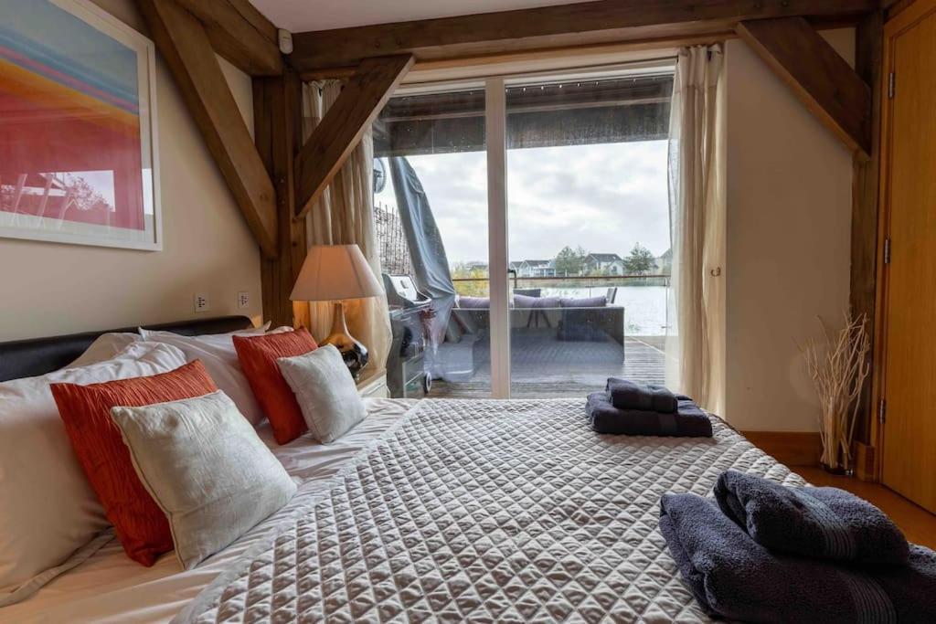 Otters Holt Villa Somerford Keynes Exterior foto