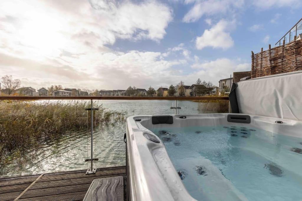 Otters Holt Villa Somerford Keynes Exterior foto
