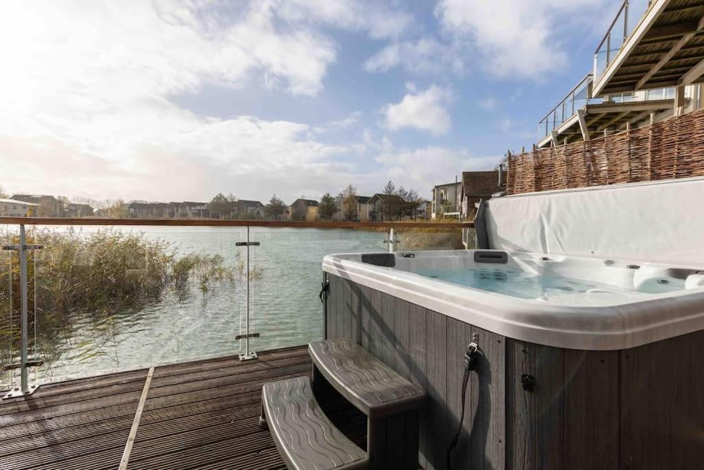 Otters Holt Villa Somerford Keynes Exterior foto